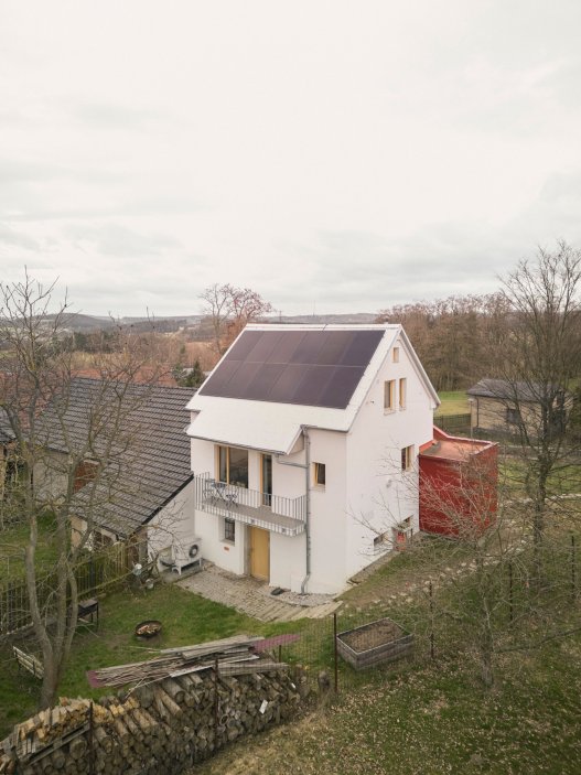 Z chlívku chatka, z chatky dům s výrazným červeným přístavkem. Facha architekti proměnili stavení v Nečíni, otevřeli ho do zahrady a doplnili modřínovou terasou. Prohlédněte si, jak červený vlnitý plech, borová překližka a temně modrá podlaha daly starému domku novou podobu.