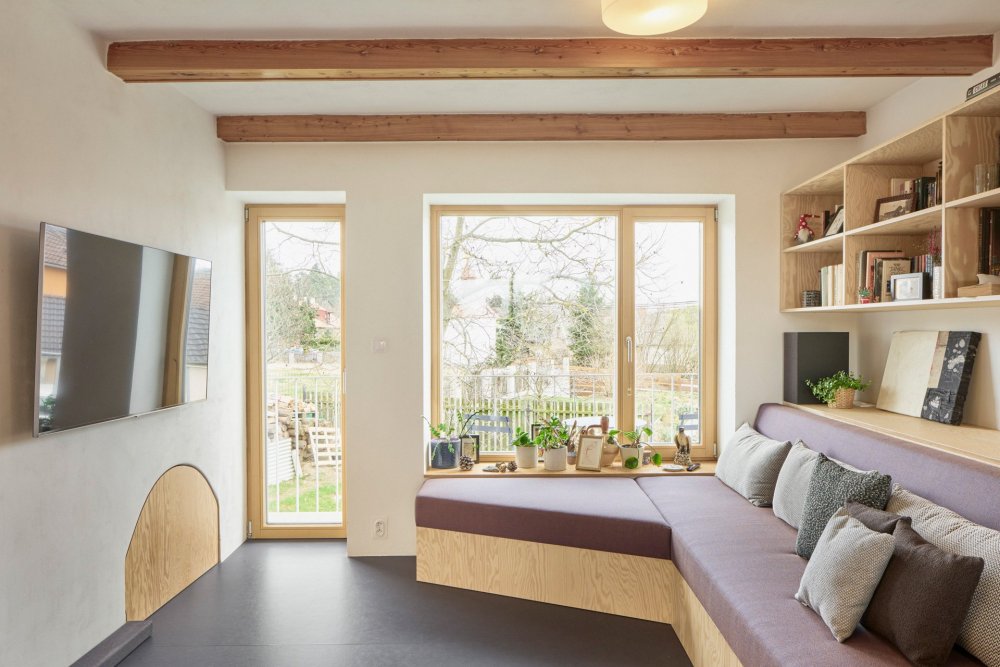 Z chlívku chatka, z chatky dům s výrazným červeným přístavkem. Facha architekti proměnili stavení v Nečíni, otevřeli ho do zahrady a doplnili modřínovou terasou. Prohlédněte si, jak červený vlnitý plech, borová překližka a temně modrá podlaha daly starému domku novou podobu.