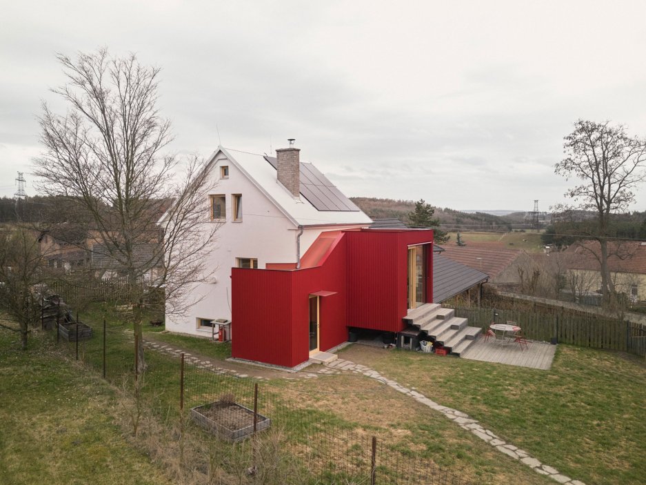 Z chlívku chatka, z chatky dům s výrazným červeným přístavkem. Facha architekti proměnili stavení v Nečíni, otevřeli ho do zahrady a doplnili modřínovou terasou. Prohlédněte si, jak červený vlnitý plech, borová překližka a temně modrá podlaha daly starému domku novou podobu.