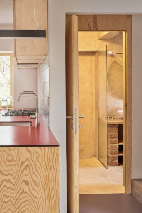 Z chlívku chatka, z chatky dům s výrazným červeným přístavkem. Facha architekti proměnili stavení v Nečíni, otevřeli ho do zahrady a doplnili modřínovou terasou. Prohlédněte si, jak červený vlnitý plech, borová překližka a temně modrá podlaha daly starému domku novou podobu.