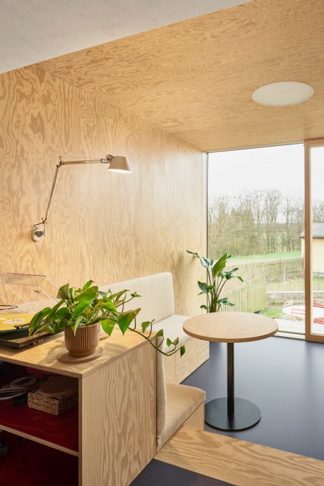 Z chlívku chatka, z chatky dům s výrazným červeným přístavkem. Facha architekti proměnili stavení v Nečíni, otevřeli ho do zahrady a doplnili modřínovou terasou. Prohlédněte si, jak červený vlnitý plech, borová překližka a temně modrá podlaha daly starému domku novou podobu.