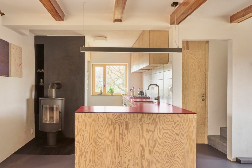 Z chlívku chatka, z chatky dům s výrazným červeným přístavkem. Facha architekti proměnili stavení v Nečíni, otevřeli ho do zahrady a doplnili modřínovou terasou. Prohlédněte si, jak červený vlnitý plech, borová překližka a temně modrá podlaha daly starému domku novou podobu.