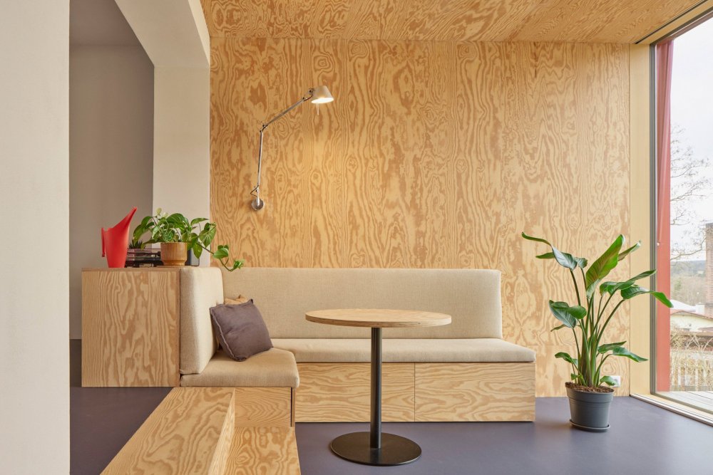 Z chlívku chatka, z chatky dům s výrazným červeným přístavkem. Facha architekti proměnili stavení v Nečíni, otevřeli ho do zahrady a doplnili modřínovou terasou. Prohlédněte si, jak červený vlnitý plech, borová překližka a temně modrá podlaha daly starému domku novou podobu.