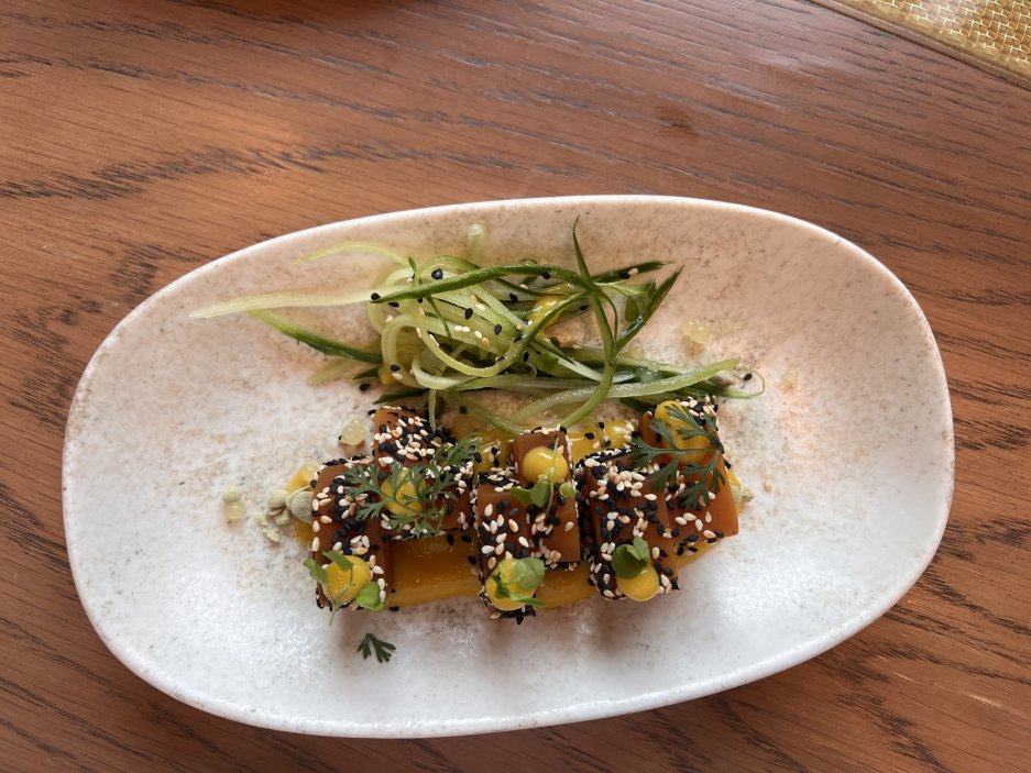 Dýňové tataki v restauraci ZEM. Originální vegetariánská variace na japonskou klasiku