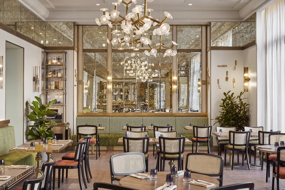 Interiér restaurace ZEM v hotelu Andaz. Vysoká zrcadla, opulentní lustry a židle s vídeňským výpletem připomínají pařížské podniky první poloviny minulého století.