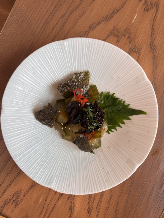 Okurkový salát s houbami shiitake a švestkami. Na první pohled připomíná babiččiny nakládané okurky, chutí vás ale přenese rovnou do Japonska.