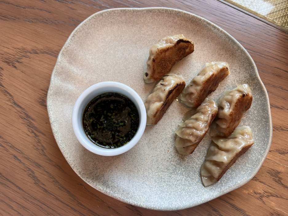Vepřové taštičky gyoza s neuvěřitelně jemným těstem a šťavnatou náplní ze zázvoru, česneku a hub shiitake.