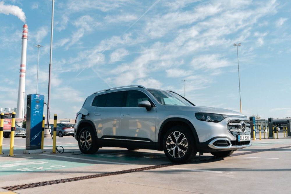 PRE ke konci září provozovala 929 veřejných dobíjecích stanic, o 55 více než před rokem. Současně u nich může dobíjet až 1469 elektromobilů. Celkový instalovaný výkon sítě přesáhl 35 megawattů.