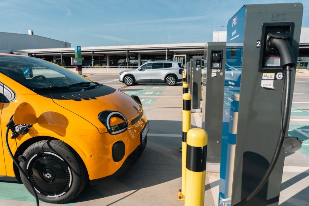 PRE ke konci září provozovala 929 veřejných dobíjecích stanic, o 55 více než před rokem. Současně u nich může dobíjet až 1469 elektromobilů. Celkový instalovaný výkon sítě přesáhl 35 megawattů.