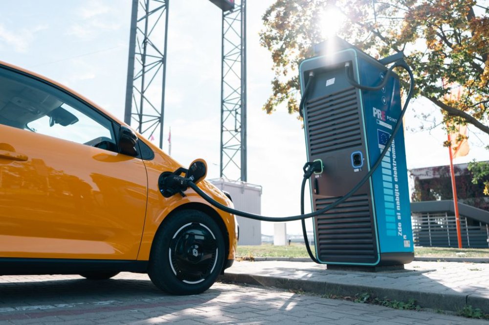 PRE ke konci září provozovala 929 veřejných dobíjecích stanic, o 55 více než před rokem. Současně u nich může dobíjet až 1469 elektromobilů. Celkový instalovaný výkon sítě přesáhl 35 megawattů.