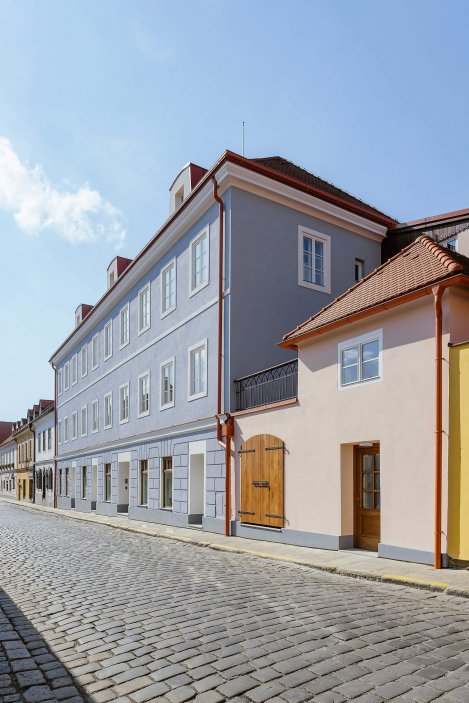 Historický dům číslo 86 v českokrumlovském Latráně prošel rozsáhlou rekonstrukcí. Z někdejší prodejny a rodinného bufetu, který dlouhá léta chátral, vznikla luxusní rezidence se sedmi apartmány, wellness a soukromou zahradou. Obnova zachovala původní historické prvky včetně části středověkého opevnění. Dům navíc využívá geotermální energii ze šesti hlubinných vrtů.