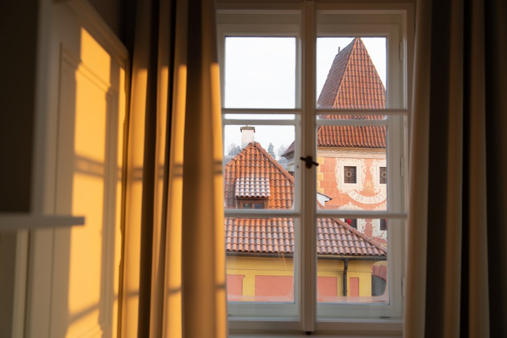Historický dům číslo 86 v českokrumlovském Latráně prošel rozsáhlou rekonstrukcí. Z někdejší prodejny a rodinného bufetu, který dlouhá léta chátral, vznikla luxusní rezidence se sedmi apartmány, wellness a soukromou zahradou. Obnova zachovala původní historické prvky včetně části středověkého opevnění. Dům navíc využívá geotermální energii ze šesti hlubinných vrtů.
