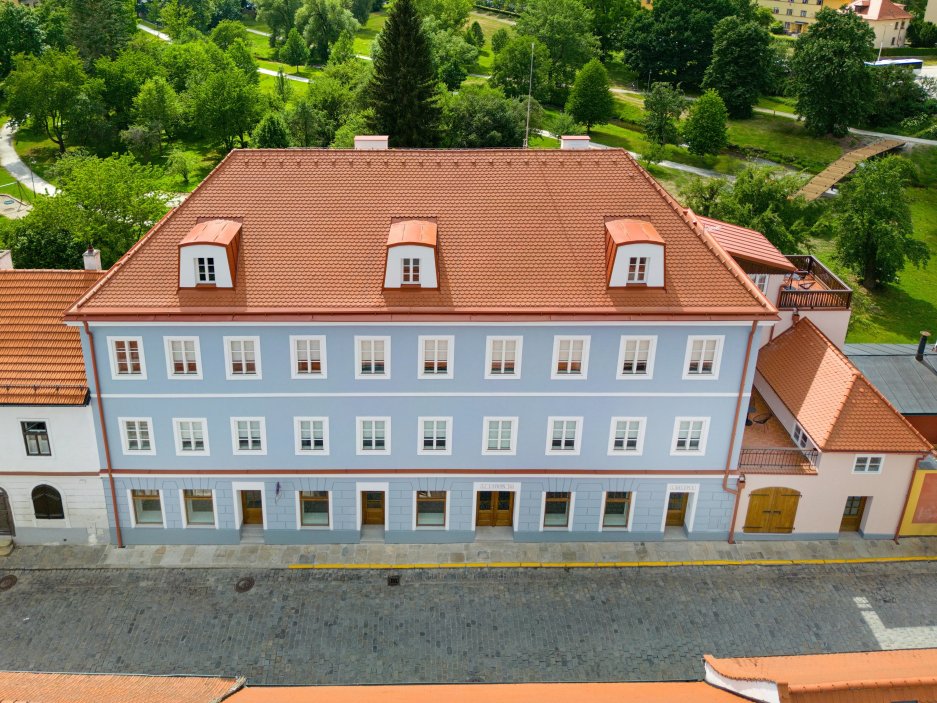 Historický dům číslo 86 v českokrumlovském Latráně prošel rozsáhlou rekonstrukcí. Z někdejší prodejny a rodinného bufetu, který dlouhá léta chátral, vznikla luxusní rezidence se sedmi apartmány, wellness a soukromou zahradou. Obnova zachovala původní historické prvky včetně části středověkého opevnění. Dům navíc využívá geotermální energii ze šesti hlubinných vrtů.