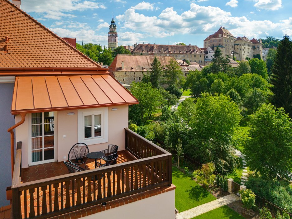 Historický dům číslo 86 v českokrumlovském Latráně prošel rozsáhlou rekonstrukcí. Z někdejší prodejny a rodinného bufetu, který dlouhá léta chátral, vznikla luxusní rezidence se sedmi apartmány, wellness a soukromou zahradou. Obnova zachovala původní historické prvky včetně části středověkého opevnění. Dům navíc využívá geotermální energii ze šesti hlubinných vrtů.