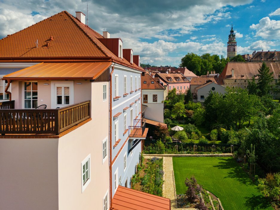 Historický dům číslo 86 v českokrumlovském Latráně prošel rozsáhlou rekonstrukcí. Z někdejší prodejny a rodinného bufetu, který dlouhá léta chátral, vznikla luxusní rezidence se sedmi apartmány, wellness a soukromou zahradou. Obnova zachovala původní historické prvky včetně části středověkého opevnění. Dům navíc využívá geotermální energii ze šesti hlubinných vrtů.