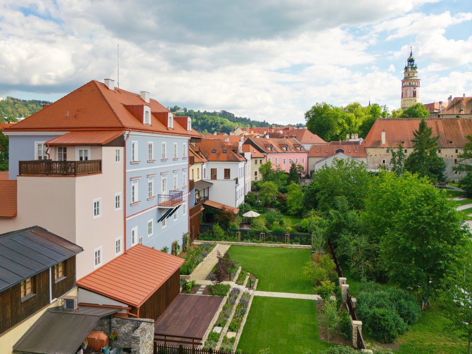 Historický dům číslo 86 v českokrumlovském Latráně prošel rozsáhlou rekonstrukcí. Z někdejší prodejny a rodinného bufetu, který dlouhá léta chátral, vznikla luxusní rezidence se sedmi apartmány, wellness a soukromou zahradou. Obnova zachovala původní historické prvky včetně části středověkého opevnění. Dům navíc využívá geotermální energii ze šesti hlubinných vrtů.