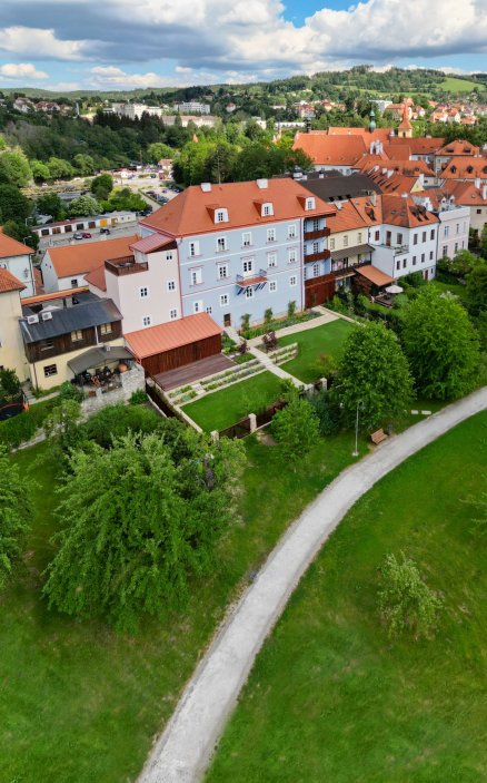 Historický dům číslo 86 v českokrumlovském Latráně prošel rozsáhlou rekonstrukcí. Z někdejší prodejny a rodinného bufetu, který dlouhá léta chátral, vznikla luxusní rezidence se sedmi apartmány, wellness a soukromou zahradou. Obnova zachovala původní historické prvky včetně části středověkého opevnění. Dům navíc využívá geotermální energii ze šesti hlubinných vrtů.