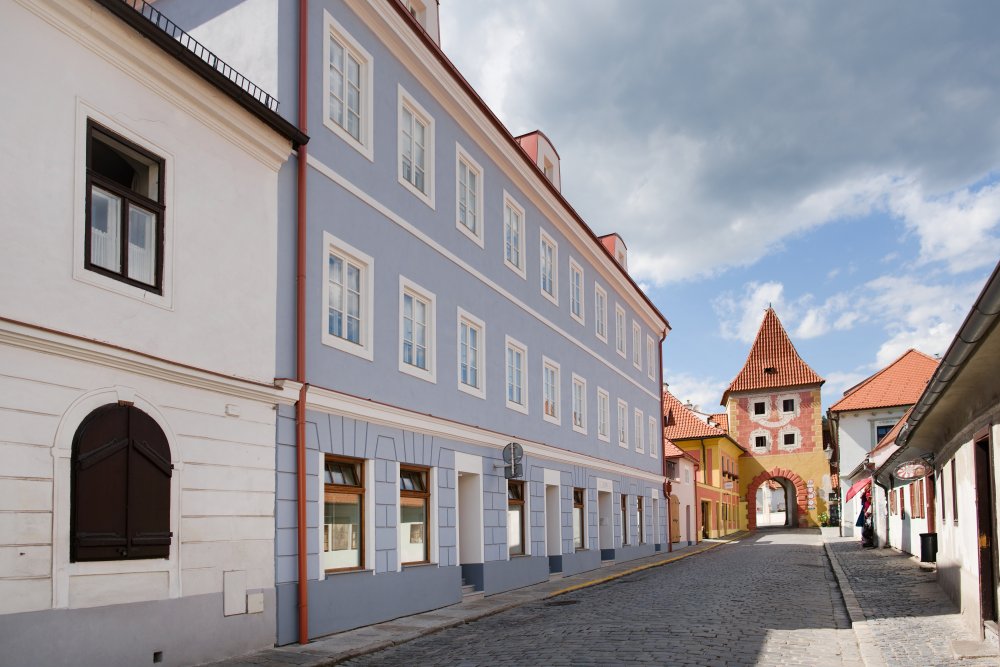 Historický dům číslo 86 v českokrumlovském Latráně prošel rozsáhlou rekonstrukcí. Z někdejší prodejny a rodinného bufetu, který dlouhá léta chátral, vznikla luxusní rezidence se sedmi apartmány, wellness a soukromou zahradou. Obnova zachovala původní historické prvky včetně části středověkého opevnění. Dům navíc využívá geotermální energii ze šesti hlubinných vrtů.