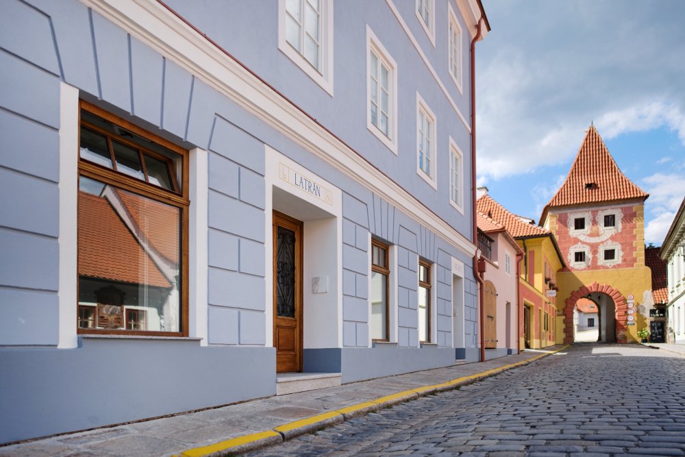 Historický dům číslo 86 v českokrumlovském Latráně prošel rozsáhlou rekonstrukcí. Z někdejší prodejny a rodinného bufetu, který dlouhá léta chátral, vznikla luxusní rezidence se sedmi apartmány, wellness a soukromou zahradou. Obnova zachovala původní historické prvky včetně části středověkého opevnění. Dům navíc využívá geotermální energii ze šesti hlubinných vrtů.