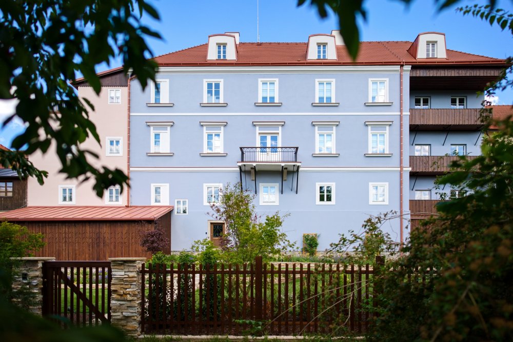 Historický dům číslo 86 v českokrumlovském Latráně prošel rozsáhlou rekonstrukcí. Z někdejší prodejny a rodinného bufetu, který dlouhá léta chátral, vznikla luxusní rezidence se sedmi apartmány, wellness a soukromou zahradou. Obnova zachovala původní historické prvky včetně části středověkého opevnění. Dům navíc využívá geotermální energii ze šesti hlubinných vrtů.