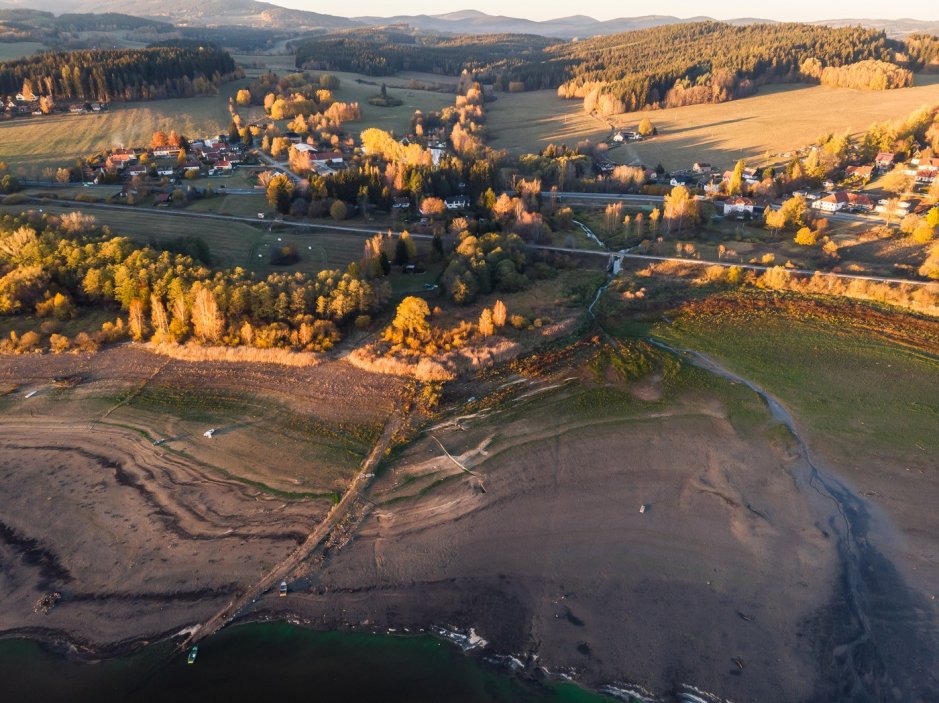 Nízká hladina Lipna láká turisty, hledají zaniklou historii i Srdce Vltavy