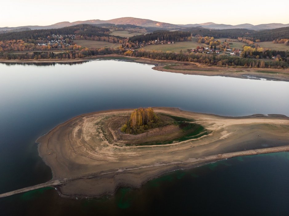 Nízká hladina Lipna láká turisty, hledají zaniklou historii i Srdce Vltavy
