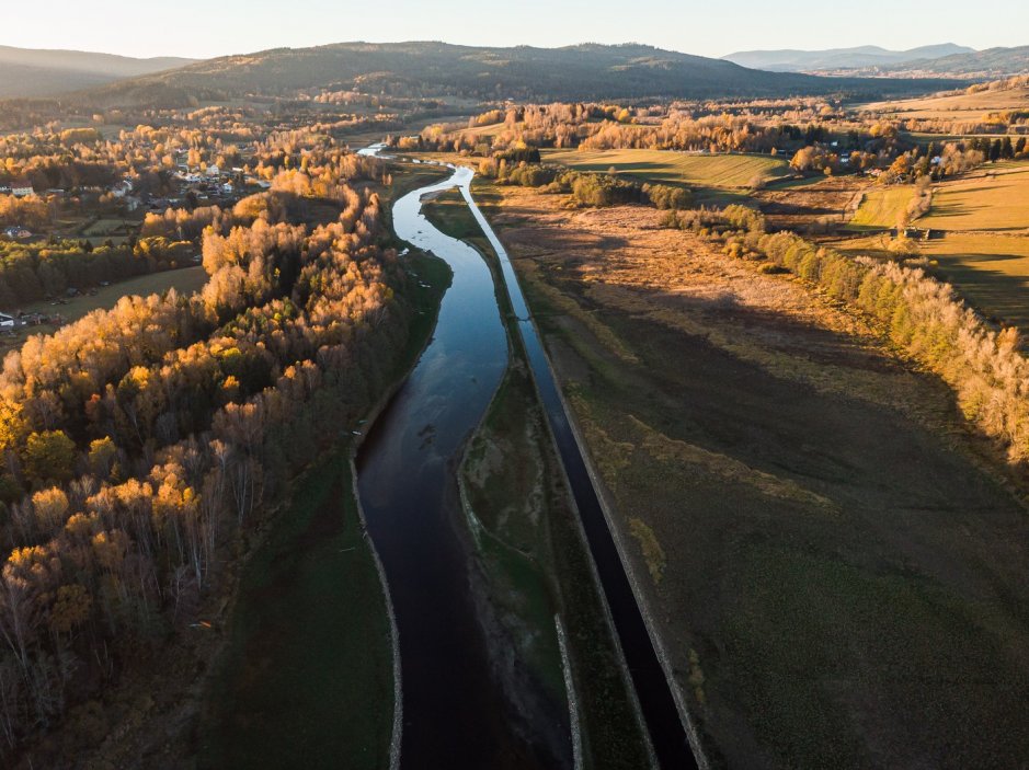 Nízká hladina Lipna láká turisty, hledají zaniklou historii i Srdce Vltavy