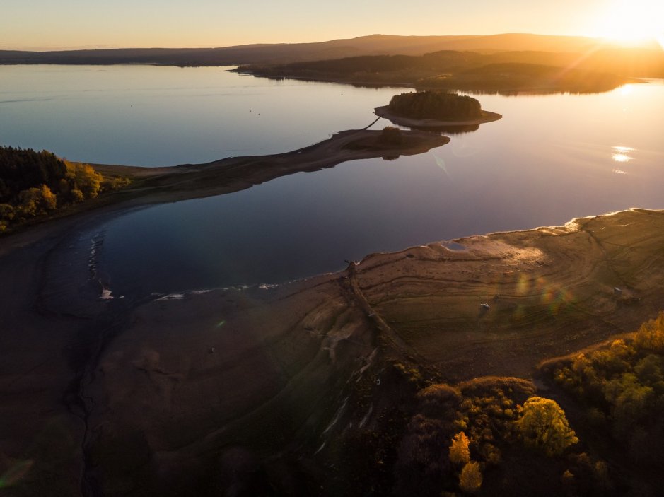 Nízká hladina Lipna láká turisty, hledají zaniklou historii i Srdce Vltavy