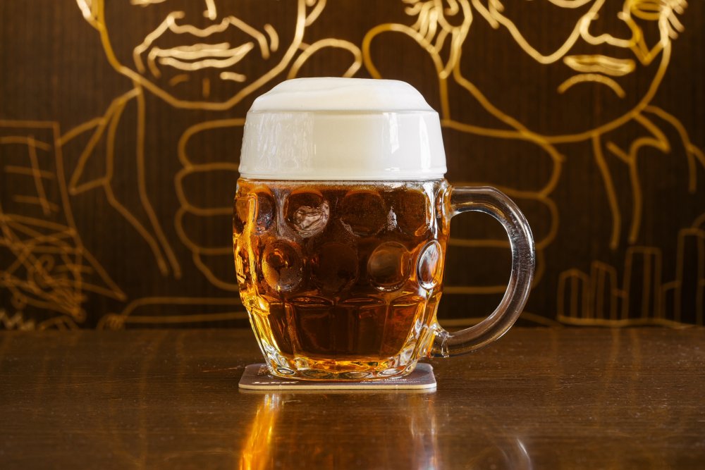 Správně načepovaná hladinka musí mít čepici z pěny.