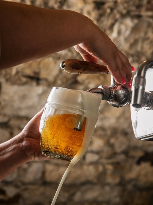 Načepovat pivo chce trochu zručnosti, tohle je povolený způsob, jak pivo zachránit