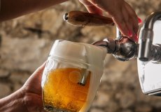 Načepovat pivo chce trochu zručnosti, tohle je povolený způsob, jak pivo zachránit