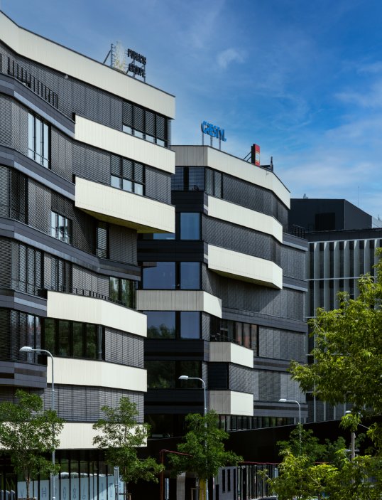 Celý projekt DOCK zahrnuje celkem 120 000 m2 komerčních i rezidenčních ploch. 