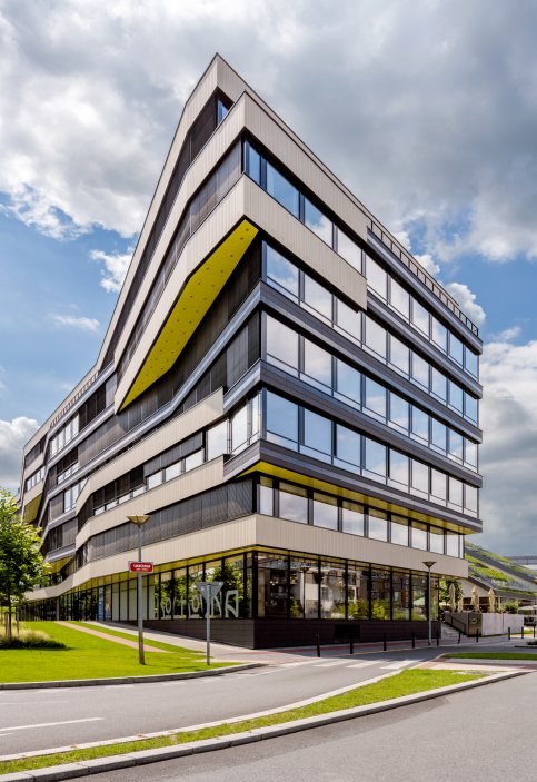Každá budova má jiného architekta. I přes očividné rozdíly mezi budovami mají všechny jednotný ráz a celý kampus tak pro oko působí příjemně rozmanitě. 