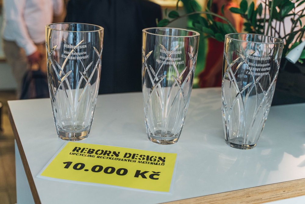 Autoři vítězných projektů získali finanční dar od společnosti Lavaris 10 tisíc korun. Cenu za experimentální design ve výši pět tisíc korun věnovala společnost MIDA Consulting