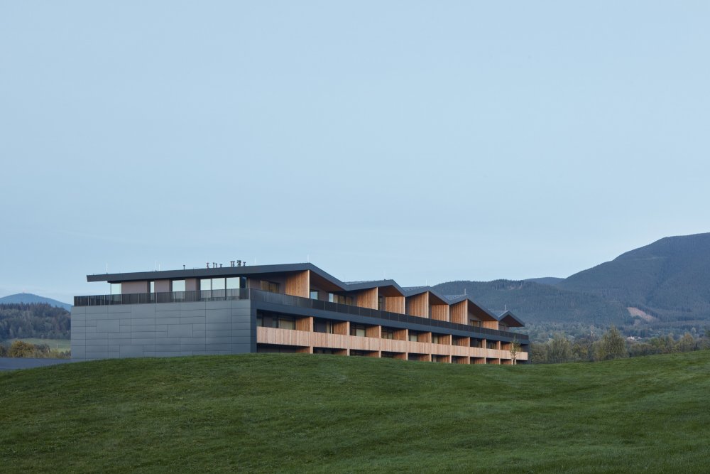 Novou stavbu v golfovém resortu v Čeladné definuje zajímavě tvarovaná střecha.