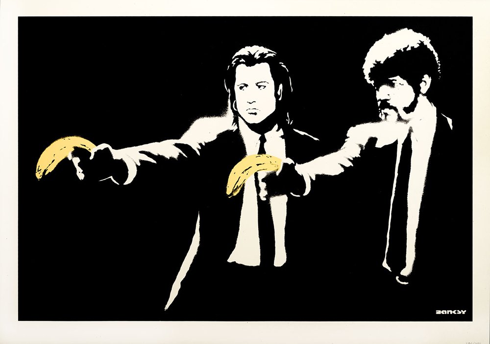 Banksyho ztvárnění výjevu z filmu Pulp Fiction, John Travolta a Samuel L. Jackson v jeho pojetí tasí místo zbraní banány.