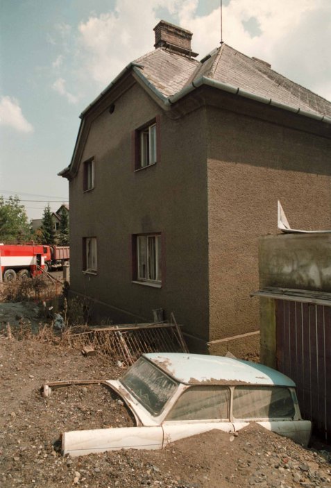 Automobil pod nánosy bahna po záplavách v Ostravě - Nové Vsi. (23.7.1997) 