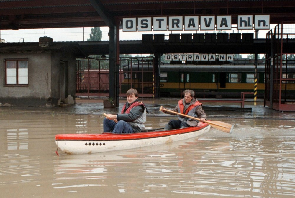 Zatopené hlavní nádraží v Ostravě. (9.7.1997)