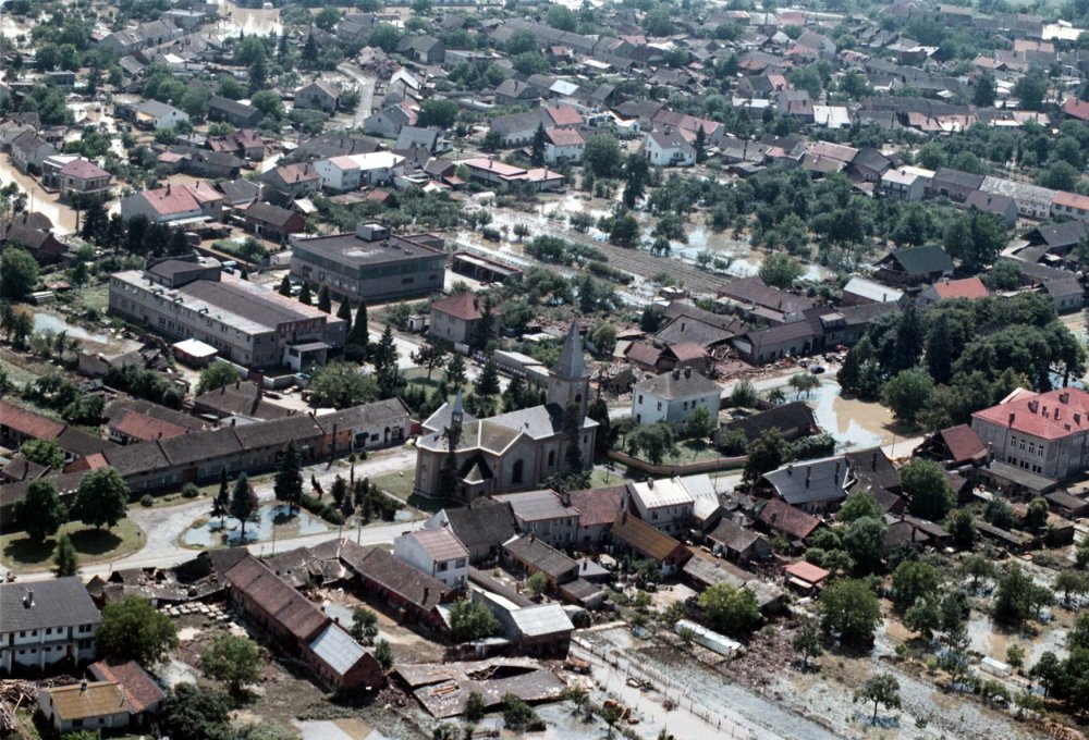 Letecký pohled na zaplavené centrum obce Troubky na Přerovsku. (13.7.1997)