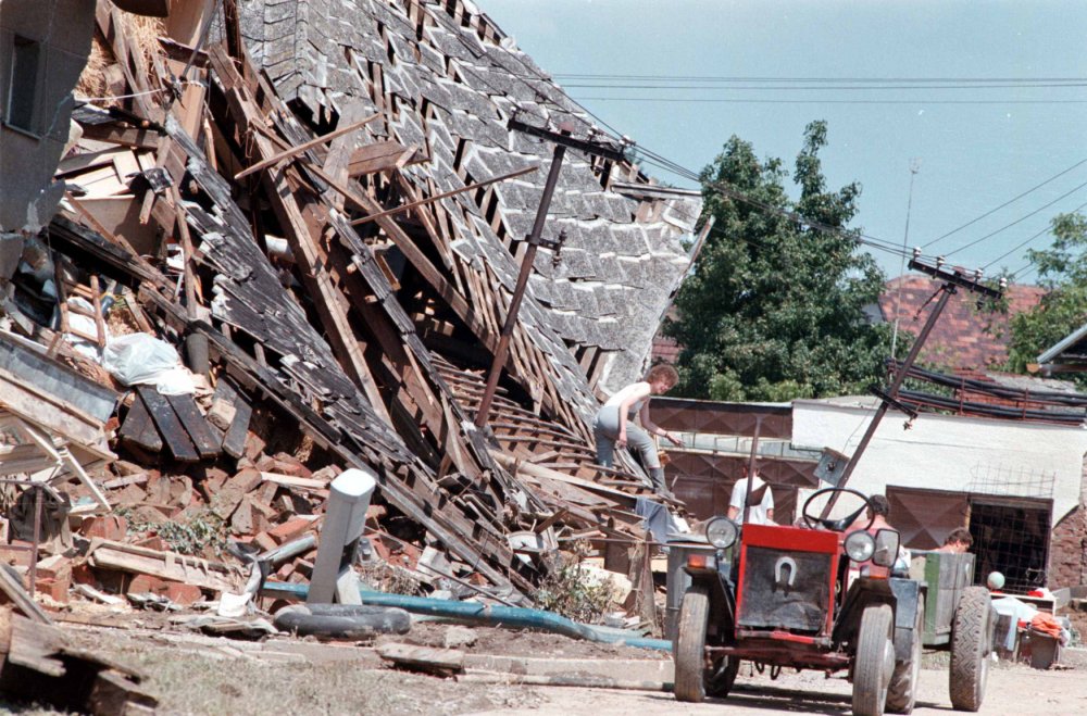 Úklidové práce v povodních postižených Troubkách nad Bečvou.(14.7.1997)