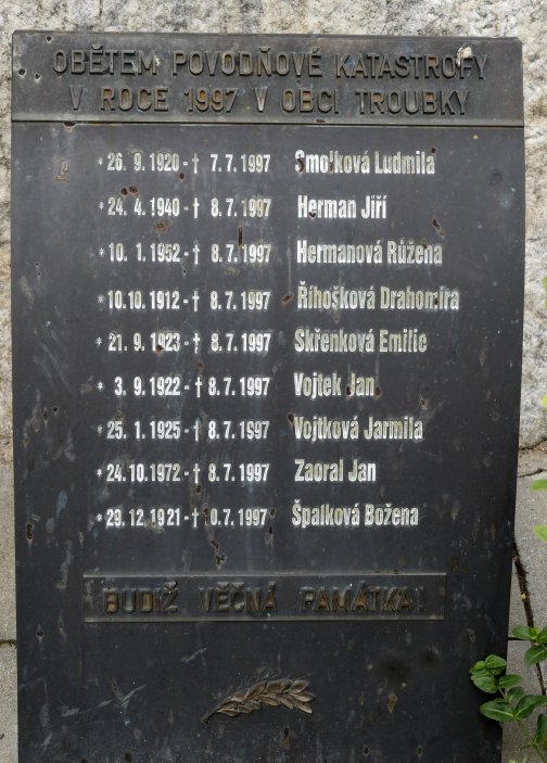 Pomník všem devíti obětem povodně z roku 1997 v Troubkách na Přerovsku.