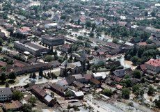 Letecký pohled na zaplavené centrum obce Troubky na Přerovsku. (13.7.1997)