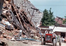 Úklidové práce v povodních postižených Troubkách nad Bečvou.(14.7.1997)