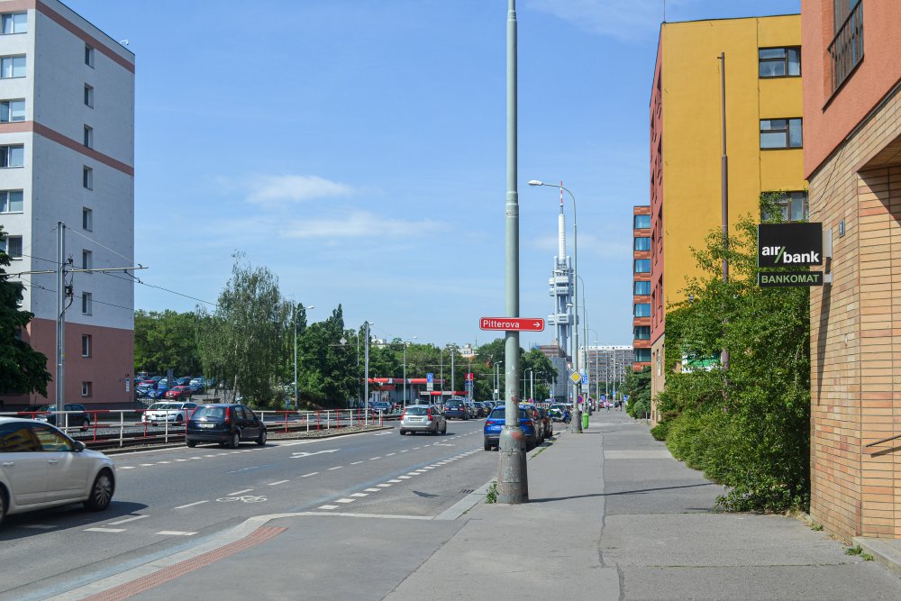 Stávající otevřený svršek tramvajové tratě na Olšanské ulici bude zatravněn a díky vhodné úpravě bude možné vysadit až čtyři řady stromořadí. Olšanská ulice tak bude výrazně zelenější, studie počítá také s využitím dešťové vody pro zavlažování zeleně. (na snímku současný stav)