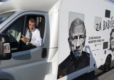 Expremiér a šéf ANO Andrej Babiš ve svém obytném voze, ve kterém místo práce ve sněmovně vyrazil napříč republikou na setkávání s voliči.