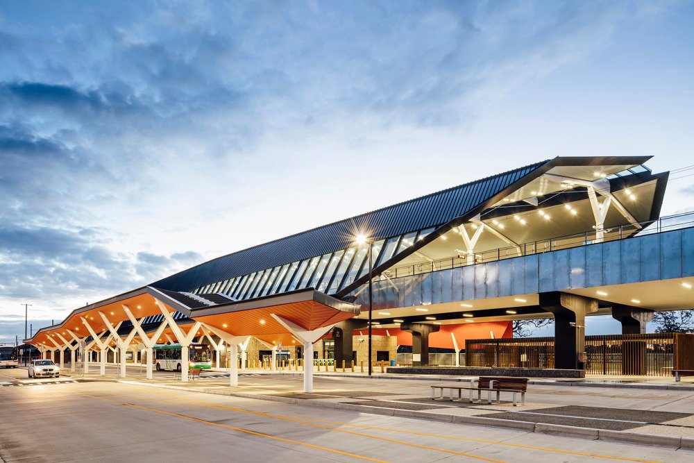 Železniční zastávka Mernda Rail Extension v australské Melbourne: realizace britského ateliéru Grimshaw Architects.