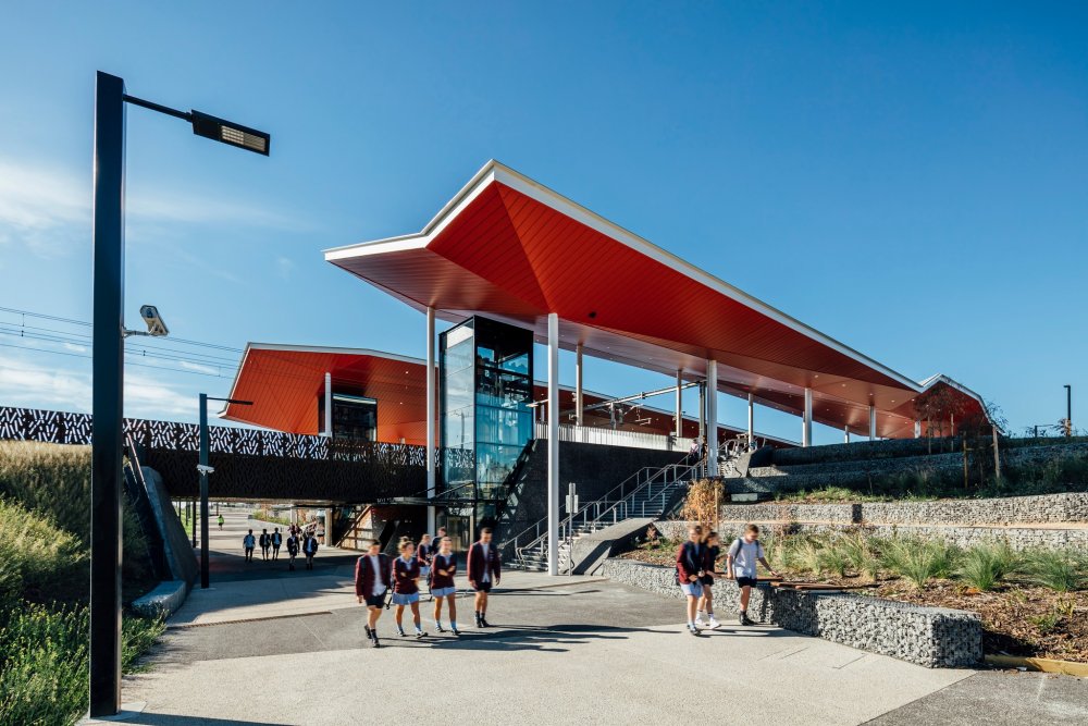 Železniční zastávka Mernda Rail Extension v australské Melbourne: realizace britského ateliéru Grimshaw Architects.