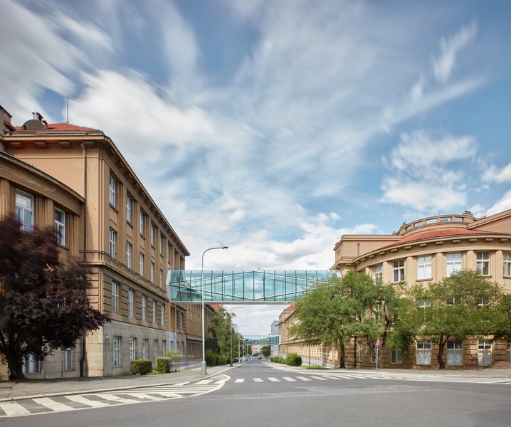 Spojovací lávky VŠCHT Praha: jedna z realizací studia ov architekti.
