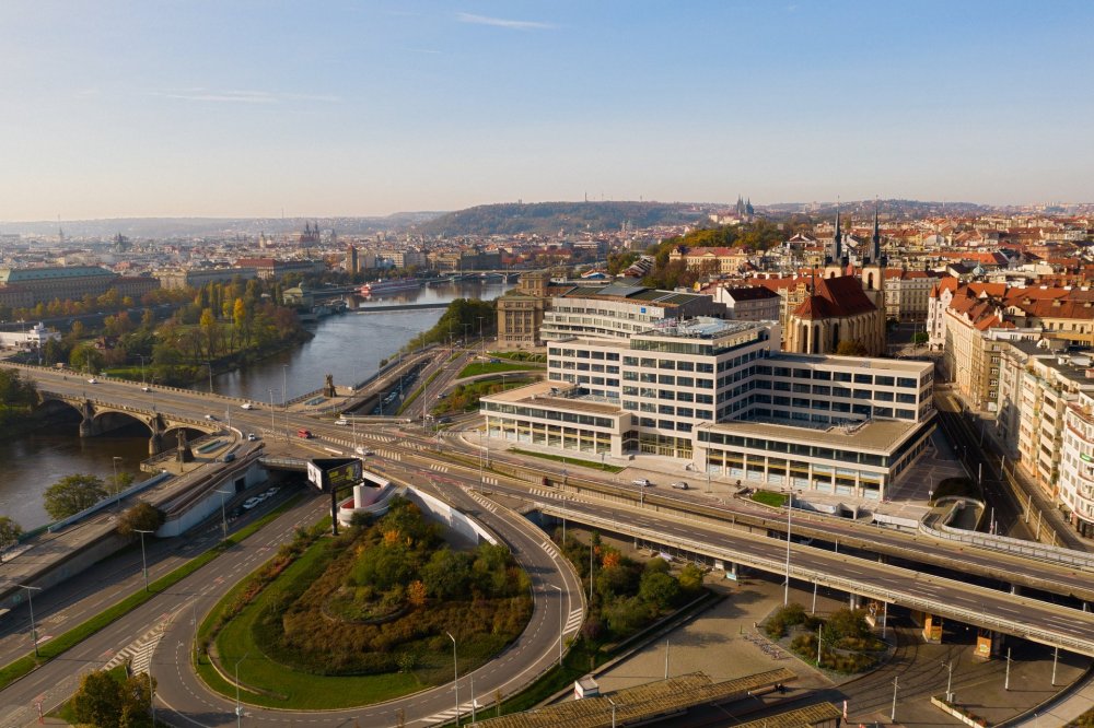 Palác elektrických podniků v kontextu okolí