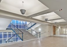 Hlavní schodiště s obnoveným systémem osvětlení
